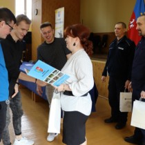 Powiększ zdjęcie Członek Zarządu Powiatu Włoszczowskiego Małgorzata Gusta wręcza uczniom ZS nr 3 we Włoszczowie dyplom i nagrody