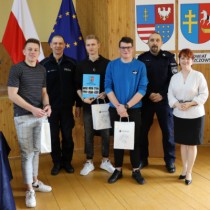 Powiększ zdjęcie Organizatorzy Turnieju z dryżyną z ZS nr 3 we Włoszczowie, która zajęła IV miejsce