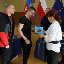 Powiększ zdjęcie Członek Zarządu Powiatu Włoszczowskiego Małgorzata Gusta wręcza uczniom ZS nr 2 we Włoszczowie dyplom i nagrody