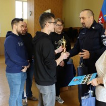 Powiększ zdjęcie Członek Zarządu Powiatu Włoszczowskiego Małgorzata Gusta i Pierwszy Zastępca Komendanta Powiatowego Policji we Włoszczowie nadkom. Marek Gaj wręczają uczniom I LO we Włoszczowie puchar, dyplom i nagrody
