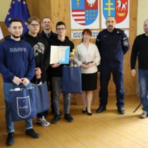 Powiększ zdjęcie Organizatorzy Turnieju i opiekun z dryżyną z I LO we Włoszczowie, która zajęła I miejsce