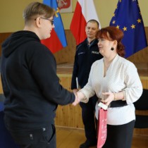 Powiększ zdjęcie Członek Zarządu Powiatu Włoszczowskiego Małgorzata Gusta wręcza nagrodę dla najlepszego zawodnika Turnieju - Bartłomieja Wyderki z I LO we Włoszczowie