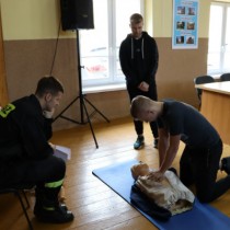 Powiększ zdjęcie Uczniowie pokazują na fantomie jak udzielić pomocy osobie, która nie oddycha