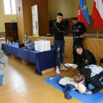 Powiększ zdjęcie Uczniowie pokazują na fantomie jak udzielić pomocy osobie, która nie oddycha