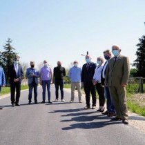 Powiększ zdjęcie Od%20lewej%20stoją:%20Wójt%20Gminy%20Moskorzew,%20Członek%20Zarządu%20Powiatu,%20Wiceprzewodniczący%20Rady%20Powiatu,%20Starosta,%20Radny%20Rady%20Powiatu,%202%20przedstawicieli%20wykonawcy,%20Kierownik%20ZDP,%20Wicestarosta,%20Sołtys%20Dąbrówki,%20Radny%20Sejmiku,%20Przewodniczący%20Rady%20Powiatu
