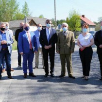 Powiększ zdjęcie Od lewej stoją: Radny Sejmiku, Sołtys Dąbrówki, Radny Rady Powiatu, Dyrektor ZDP, przedstawiciel firmy, Wiceprzewodniczący Rady Powiatu, Kierownik ZDP, Starosta, Przewodniczący Rady Powiatu, Członek Zarządu Powiatu, Wójt Gminy Moskorzew, Wicestarosta