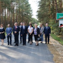 Powiększ zdjęcie Uczestnicy%20odbioru%20rozbudowanej%20drogi%20powiatowej%20w%20Januszewicach