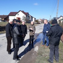 Powiększ zdjęcie Pierwsze%20spotkanie%20w%20sprawie%20odwodnienia%20drogi%20w%20Cieślach%20-%2027%20marca%202019%20roku%20