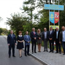Powiększ zdjęcie Uczestnicy odbioru przebudowanej drogi w Cieślach