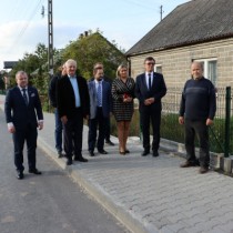 Powiększ zdjęcie Uczestnicy odbioru przebudowanej drogi powiatowej w Cieślach