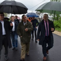 Powiększ zdjęcie Odbiór drogi na odcinku Krzepin – Wałkonowy Górne. Na pierwszym planie od lewej: Starosta Włoszczowski, Przewodniczący Rady Powiatu Włoszczowskiego, Wiceprzewodniczący Rady Powiatu Włoszczowskiego.