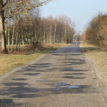 Powiększ zdjęcie Droga na odcinku Krzepin – Wałkonowy Górne przed remontem