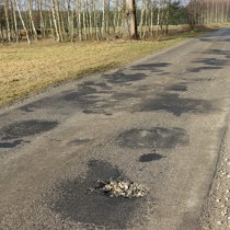 Powiększ zdjęcie Droga na odcinku Krzepin – Wałkonowy Górne przed remontem
