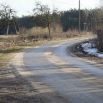 Powiększ zdjęcie Droga na odcinku Krzepin – Wałkonowy Górne przed remontem