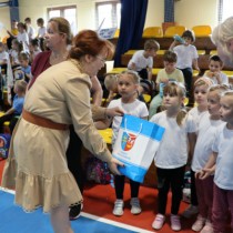 Powiększ zdjęcie Członek Zarządu Powiatu Włoszczowskiego Małgorzata Gusta częstuje dzieci cukierkami