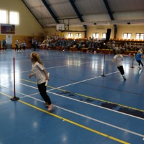 Powiększ zdjęcie Pierwsza konkurencja dla dziewczynek - bieg sztafetowy