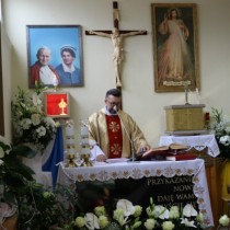Powiększ zdjęcie Kapelan szpitalny ks. Tomasz Łyko wita wszystkich przybyłych na mszę