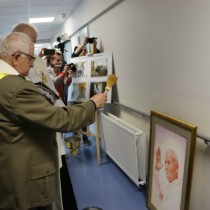 Powiększ zdjęcie Ks. gen. dyw. Stanisław Rospondek dokonuje poświęcenia obrazu z wizerunkiem Jana Pawa II