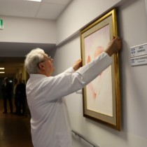 Powiększ zdjęcie Obraz z wizerunkiem Jana Pawa II wiesza na ścianie przy wejściu Kierownik Oddziału dr med. Bernard Rajczyk