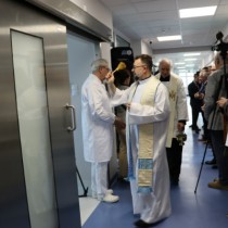 Powiększ zdjęcie Kapelan szpitalny ks. Tomasz Łyko dokonuje poświęcenia Oddziału Chirurgii