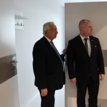 Powiększ zdjęcie Pomieszczenia oddziału oglądają Poseł na Sejm RP Krzysztof Lipiec i Wicestarosta Łukasz Karpiński