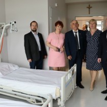 Powiększ zdjęcie Pomieszczenia oddziału oglądają Członkowie Zarządu Powiatu Rafał Pacanowski i Małgorzata Gusta, Przewodniczący Rady Powiatu Zbigniew Matyśkiewicz, Radna Irena Orzechowska i Wicestarosta Łukasz Karpiński