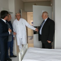 Powiększ zdjęcie Kierownik oddziału Bernard Rajczyk pokazuje jedną z sal Staroście Włoszczowskiemu Dariuszowi Czechowskiemu i zaproszonym gościom