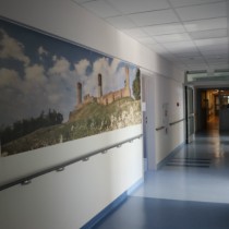 Powiększ zdjęcie Oddział Chirurgii. Na ścianie fototapeta z zamkiem w Chęcinach.