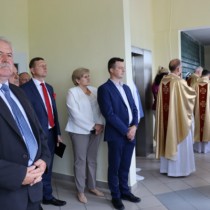 Powiększ zdjęcie Uczestnicy mszy oczekują na wniesienie relikwii błogosławionej Hanny Chrzanowskiej do szpitalnej kaplicy