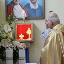 Powiększ zdjęcie Ks. prałat Zygmunt Pawlik dokonuje poświęcenia relikwii błogosławionej Hanny Chrzanowskiej 