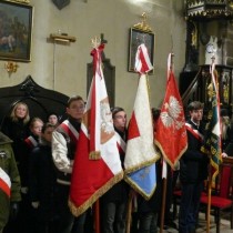 Powiększ zdjęcie Poczty sztandarowe podczas mszy świętej w intencji ofiar i ich rodzin.