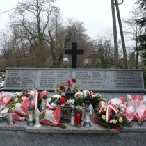 Powiększ zdjęcie Mogiła upamiętniająca ofiary tragedii dokonanej w Kurzelowie 27 listopada 1943 roku.