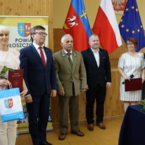 Powiększ zdjęcie Od lewej stoją: Ewa Frączek, Starosta Dariusz Czechowski, Przewodniczący Rady Zbigniew Matyśkiewicz, Wicestarosta Łukasz Karpiński, Członek Zarządu Małgorzata Gusta, Kierownik Wydziału Promocji i Rozwoju Aneta Dziubek