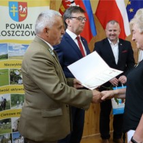 Powiększ zdjęcie Wręczenie Aktów Powołania. Gratulacje Grażynie Jarmudzie składa Przewodniczący Rady Powiatu Włoszczowskiego Zbigniew Matyśkiewicz.