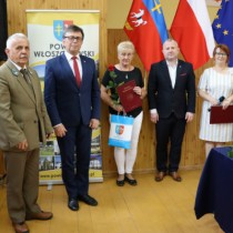 Powiększ zdjęcie Od lewej stoją: Przewodniczący Rady Zbigniew Matyśkiewicz, Starosta Dariusz Czechowski, Grażyna Jarmuda, Wicestarosta Łukasz Karpiński, Członek Zarządu Małgorzata Gusta, Kierownik Wydziału Promocji i Rozwoju Aneta Dziubek