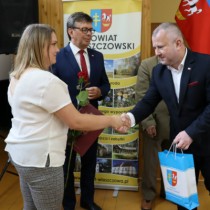 Powiększ zdjęcie Wręczenie Aktów Powołania. Gratulacje Anecie Kocewie składa Wicestarosta Łukasz Karpiński.
