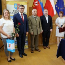 Powiększ zdjęcie Od lewej stoją: Aneta Kocewa, Starosta Dariusz Czechowski, Przewodniczący Rady Zbigniew Matyśkiewicz, Wicestarosta Łukasz Karpiński, Członek Zarządu Małgorzata Gusta, Kierownik Wydziału Promocji i Rozwoju Aneta Dziubek