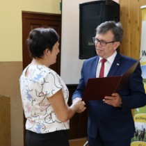 Powiększ zdjęcie Wręczenie Aktów Powołania. Gratulacje Krystynie Kozłowskiej składa Starosta Włoszczowski Dariusz Czechowski.
