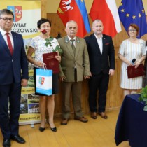 Powiększ zdjęcie Od lewej stoją: Starosta Dariusz Czechowski, Krystyna Kozłowska, Przewodniczący Rady Zbigniew Matyśkiewicz, Wicestarosta Łukasz Karpiński, Członek Zarządu Małgorzata Gusta, Kierownik Wydziału Promocji i Rozwoju Aneta Dziubek