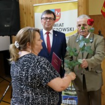 Powiększ zdjęcie Wręczenie Aktów Powołania. Gratulacje Bogusławie Musiał składa Przewodniczący Rady Powiatu Włoszczowskiego Zbigniew Matyśkiewicz.