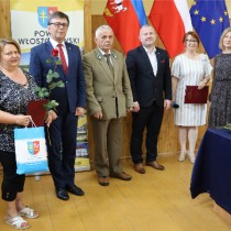 Powiększ zdjęcie Od lewej stoją: Bogusława Musiał, Starosta Dariusz Czechowski, Przewodniczący Rady Zbigniew Matyśkiewicz, Wicestarosta Łukasz Karpiński, Członek Zarządu Małgorzata Gusta, Kierownik Wydziału Promocji i Rozwoju Aneta Dziubek