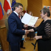 Powiększ zdjęcie Wręczenie Aktów Powołania. Gratulacje Elżbiecie Lubaś składa Starosta Włoszczowski Dariusz CZechowski.