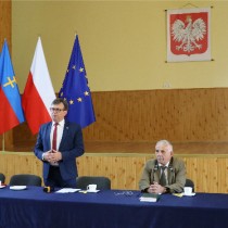 Powiększ zdjęcie Starosta Włoszczowski Dariusz Czechowski wita uczestników spotkania