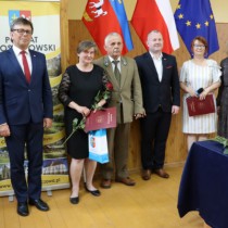 Powiększ zdjęcie Od lewej stoją: Starosta Dariusz Czechowski, Elżbieta Lubaś, Przewodniczący Rady Zbigniew Matyśkiewicz, Wicestarosta Łukasz Karpiński, Członek Zarządu Małgorzata Gusta, Kierownik Wydziału Promocji i Rozwoju Aneta Dziubek