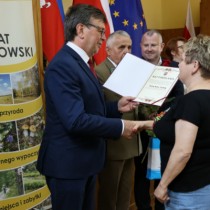 Powiększ zdjęcie Wręczenie Aktów Powołania. Gratulacje Annie Trybek składa Starosta Włoszczowski Dariusz CZechowski.