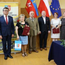 Powiększ zdjęcie Od lewej stoją: Starosta Dariusz Czechowski, Anna Trybek, Przewodniczący Rady Zbigniew Matyśkiewicz, Wicestarosta Łukasz Karpiński, Członek Zarządu Małgorzata Gusta, Kierownik Wydziału Promocji i Rozwoju Aneta Dziubek