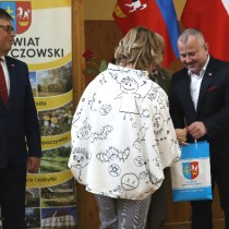 Powiększ zdjęcie Wręczenie Aktów Powołania. Gratulacje Izabeli Turczyn składa Wicestarosta Łukasz Karpiński.