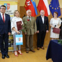 Powiększ zdjęcie Od lewej stoją: Starosta Dariusz Czechowski, Izabela Turczyn, Przewodniczący Rady Zbigniew Matyśkiewicz, Wicestarosta Łukasz Karpiński, Członek Zarządu Małgorzata Gusta, Kierownik Wydziału Promocji i Rozwoju Aneta Dziubek