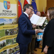 Powiększ zdjęcie Wręczenie Aktów Powołania. Gratulacje Annie Piec składa Starosta Włoszczowski Dariusz Czechowski.