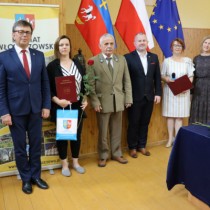 Powiększ zdjęcie Od lewej stoją: Starosta Dariusz Czechowski, Anna Piec, Przewodniczący Rady Zbigniew Matyśkiewicz, Wicestarosta Łukasz Karpiński, Członek Zarządu Małgorzata Gusta, Kierownik Wydziału Promocji i Rozwoju Aneta Dziubek